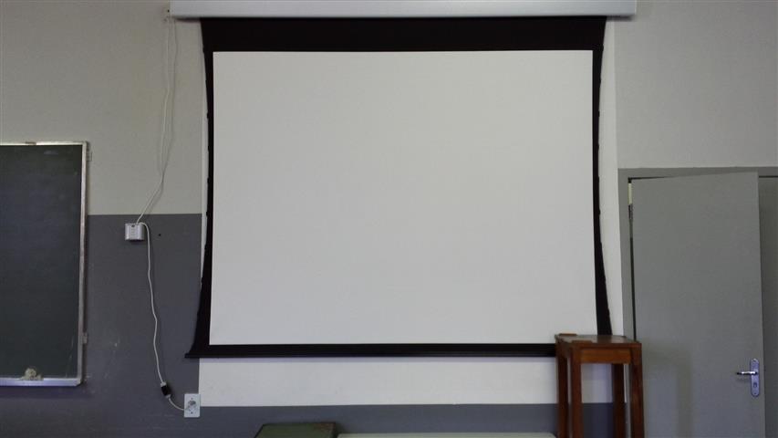 Sala D-403 também já conta com tela elétrica de projeções