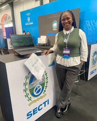 Egressa Ana Paula Motta apresenta produto no Rio Innovation Week 2026